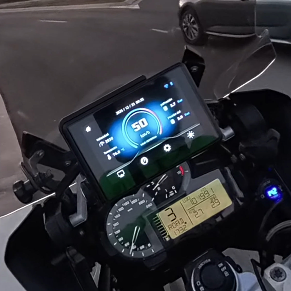 Linkifun BMW Motorcycle Series showcasing motorcycle screens compatible with BMW OEM mounts, Wonder Wheel control, and optional GPS and camera features