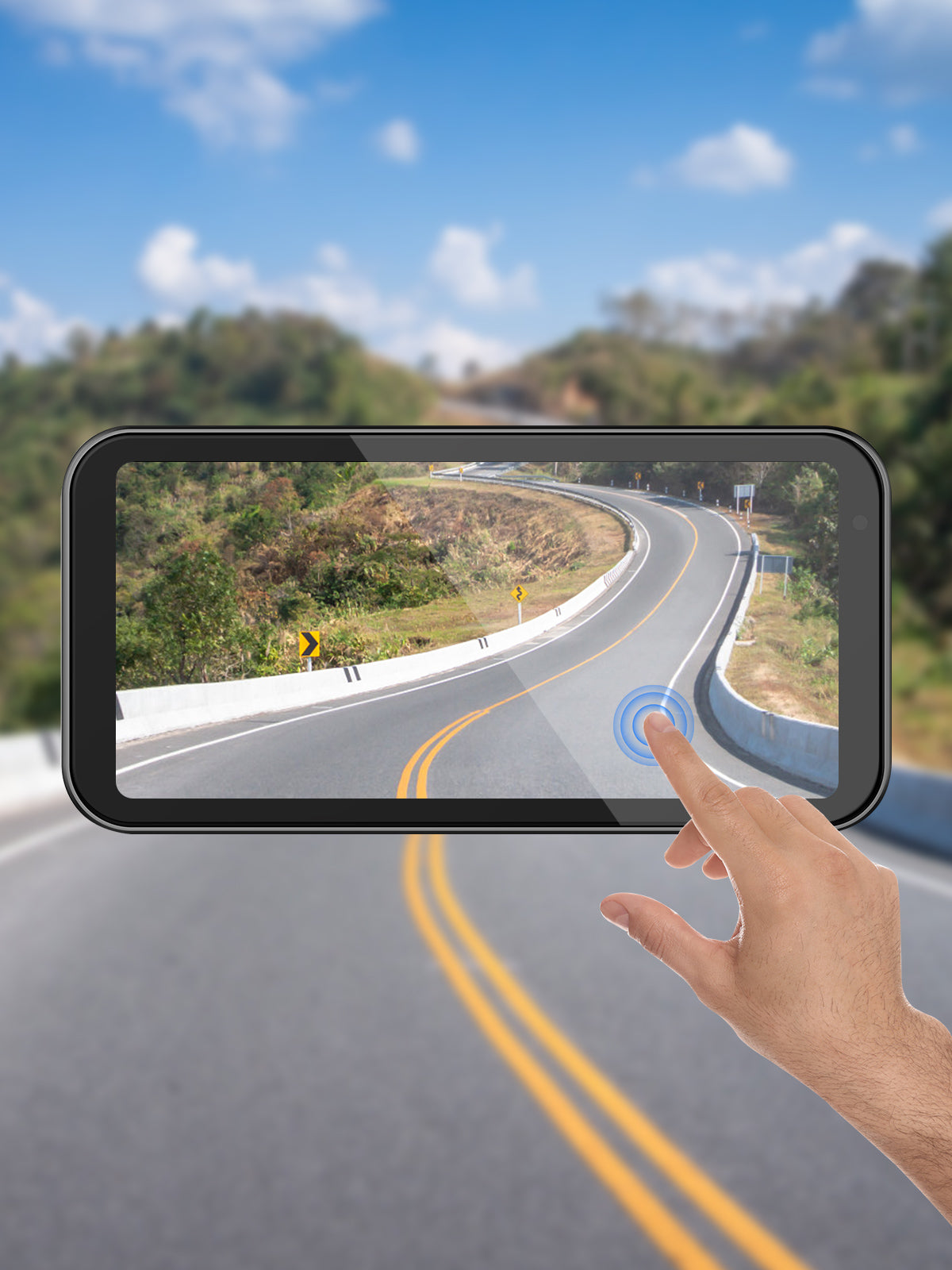 6.86-inch IPS touch screen on motorcycle dash cam, offering clear, vivid display and glove-friendly operation for an enhanced riding experience.