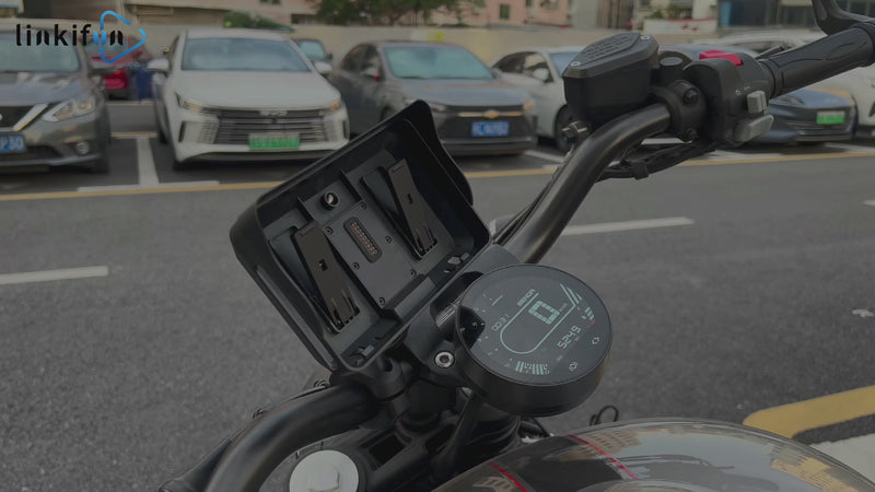 Linkifun MT3 motorcycle navigation screen demonstration showing quick-release mounting system with CarPlay and Android Auto in operation