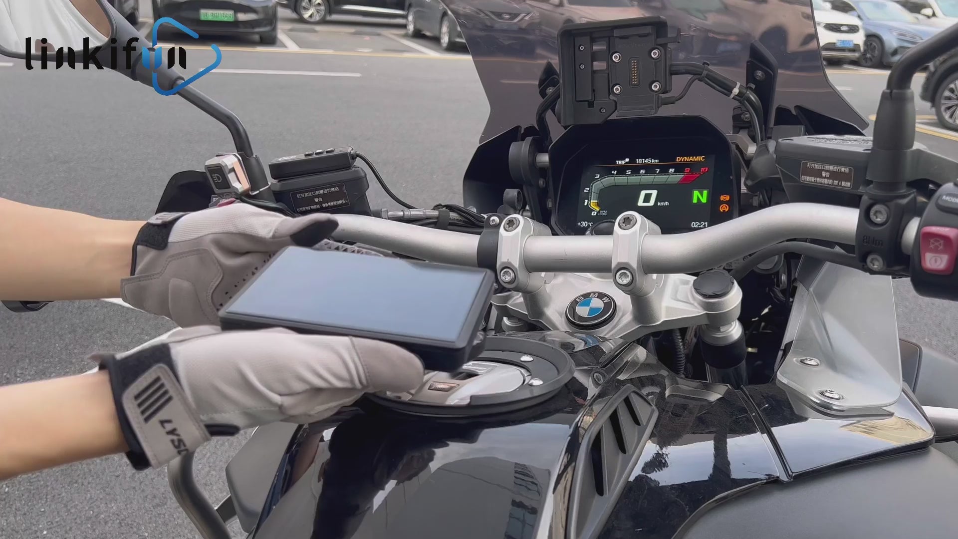 Linkifun MT3A motorcycle screen demonstration showing wireless CarPlay, Android Auto, and easy plug-and-play installation for BMW motorcycles.